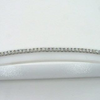 Close up 4 prong diamond tennis bracelet