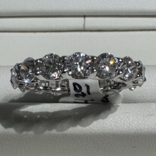 14 carat white gold necklace close